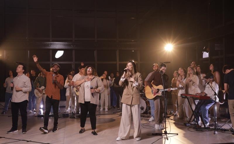 O grupo Pedras Vivas apresenta o single e clipe de “Se Tua Presença Comigo Não Vai”