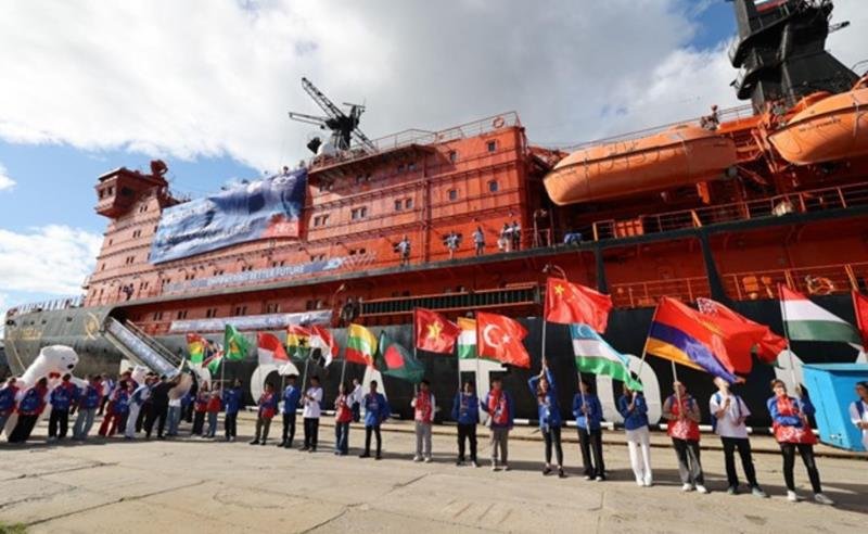 Jovem brasileiro chega ao Polo Norte em expedição internacional da Rosatom