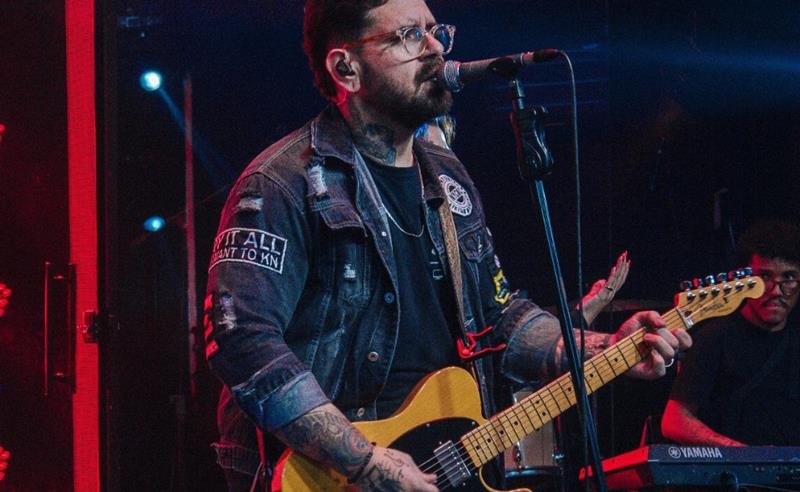 Conheça Felipe Bodão, o guitarrista e produtor musical que se destaca por sua trajetória de sucesso